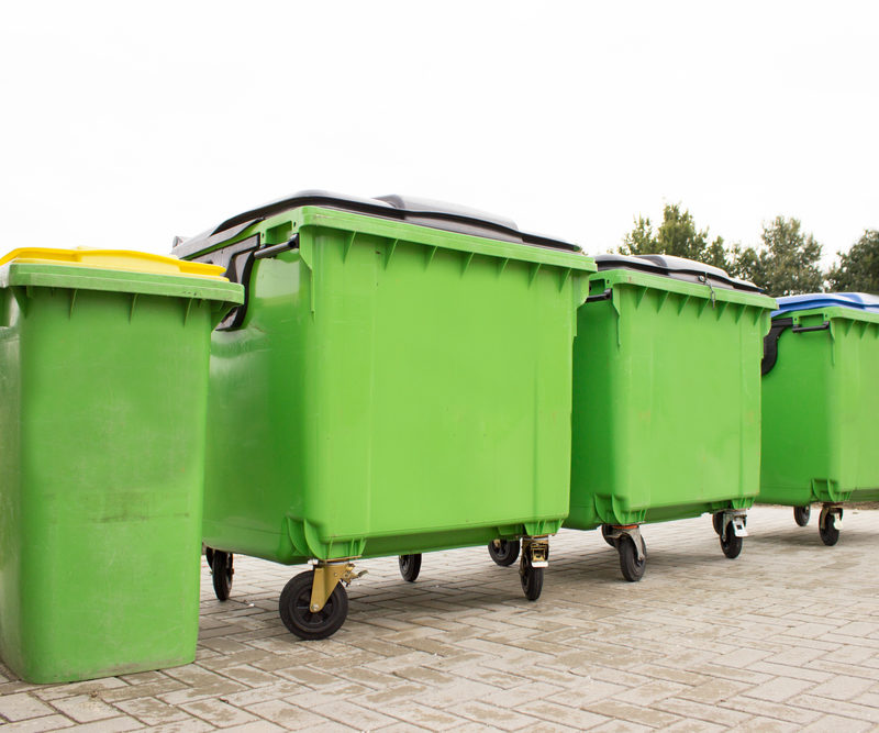 Jakie korzyści przynosi zastosowanie kontenerów na śmieci w budownictwie?